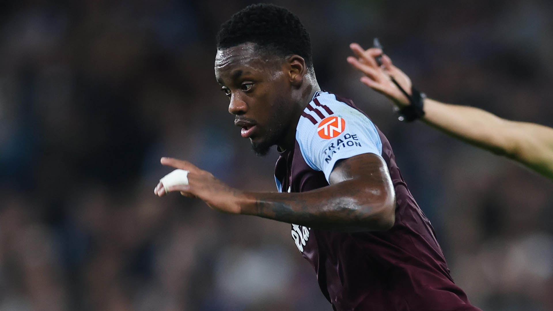 Jhon Duran Ngamuk karena Diganti, Unai Emery Sebut Situasi Terkendali