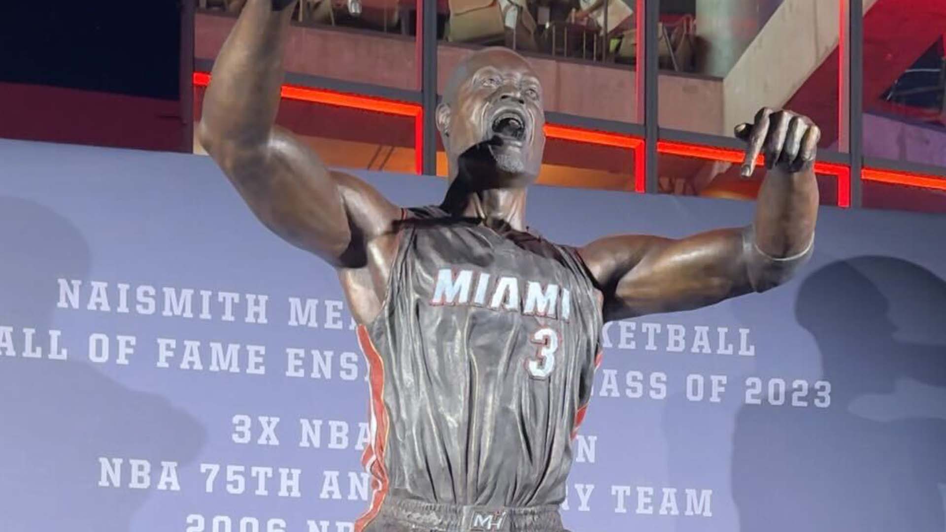 Dwayne Wade Sampaikan Pembelaan Soal Patung Baru yang Tak Mirip