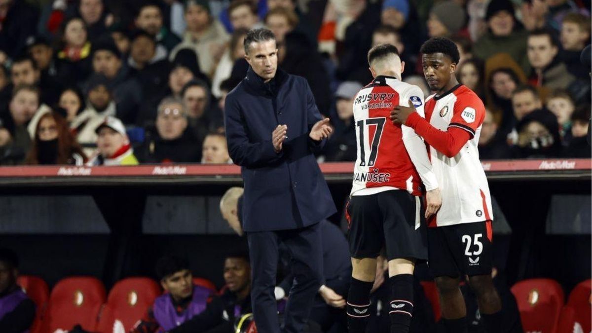 Robin van Persie Keluhkan Penalti ‘Meragukan’ untuk Inter