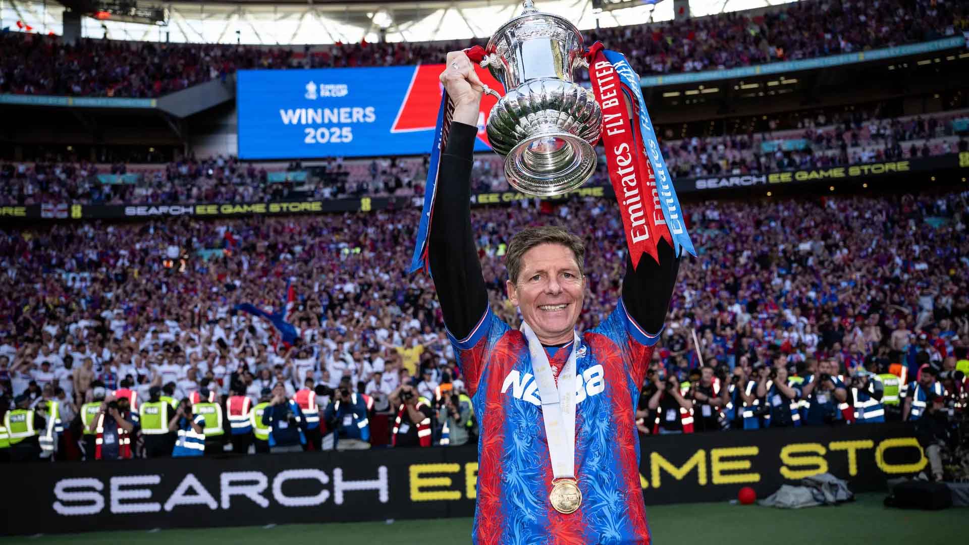 Glasner Tak Ingin Crystal Palace Hamburkan Uang Pasca Juara FA Cup