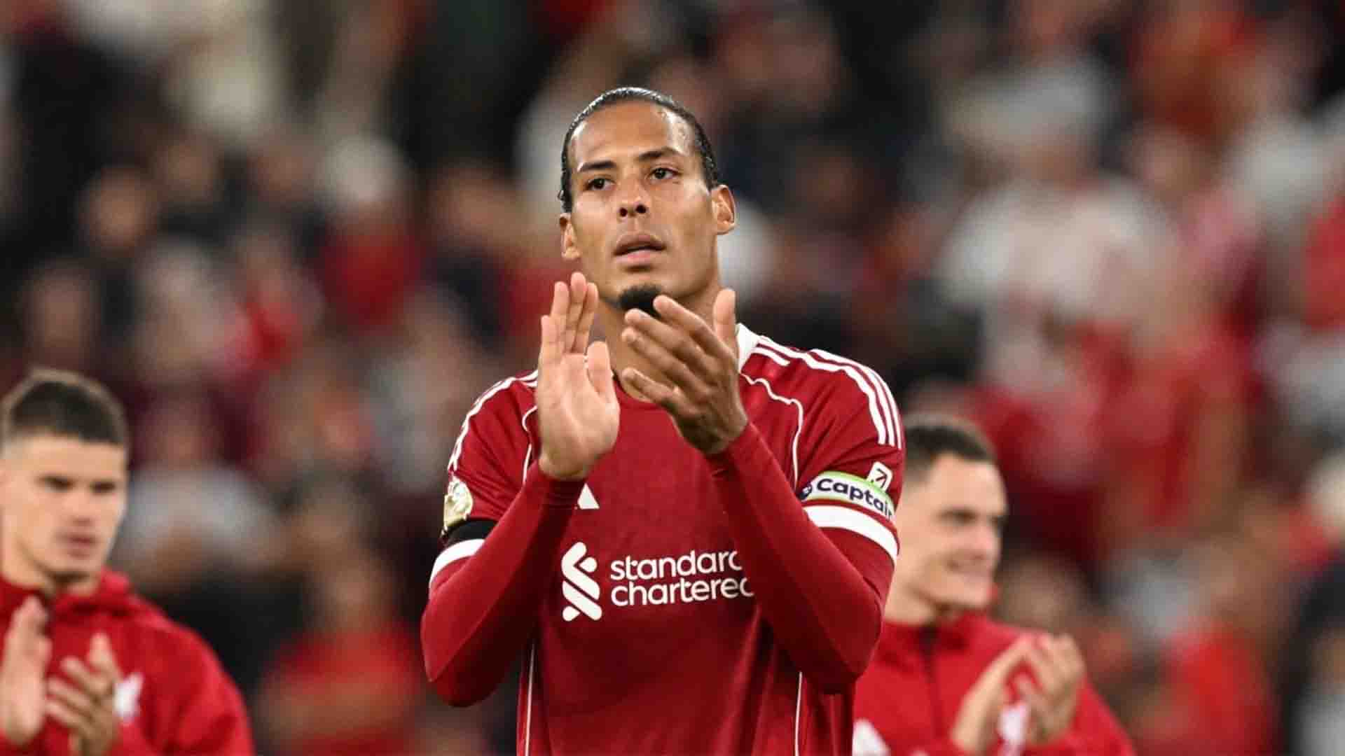 Masih Tak Tergantikan, Van Dijk Desak Salah Bertahan di Tengah Badai Spekulasi