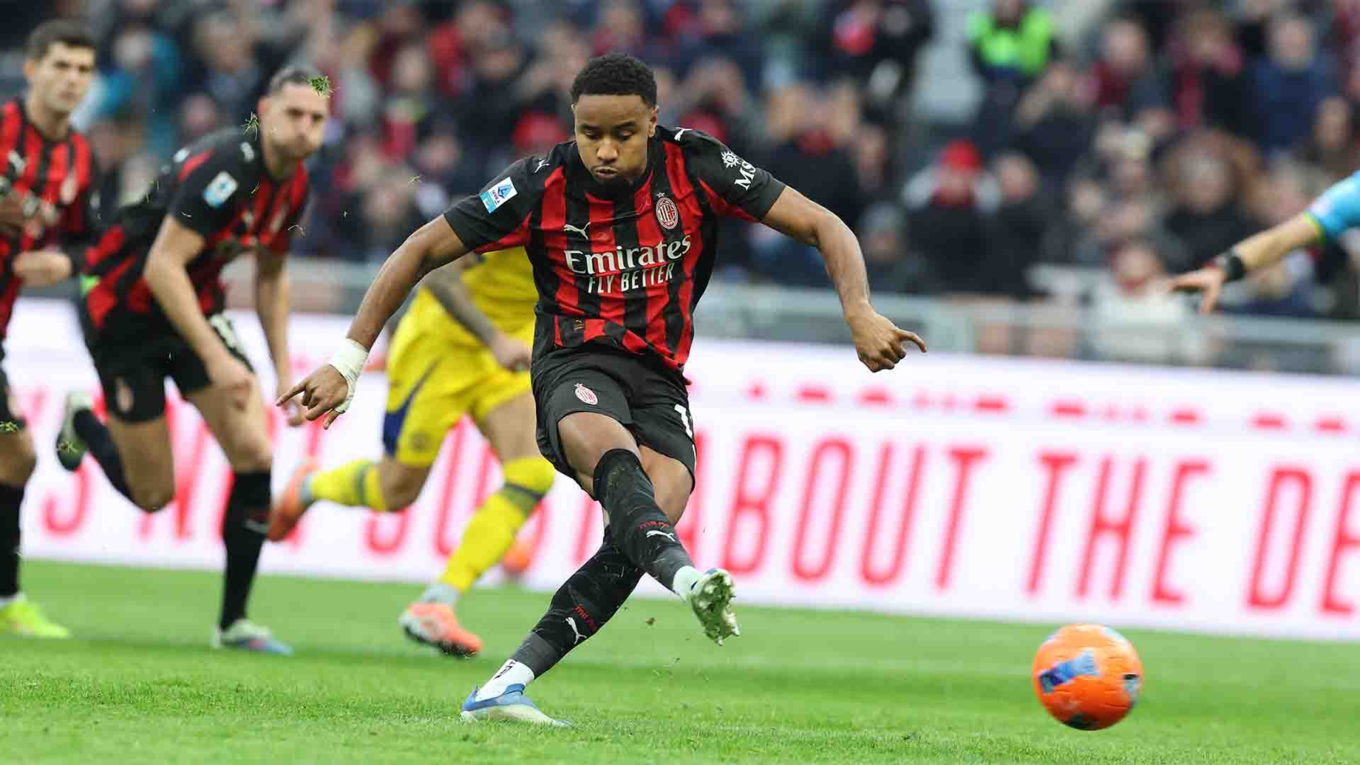 Dua Gol Nkunku Bawa AC Milan Gilas Hellas Verona 3-0